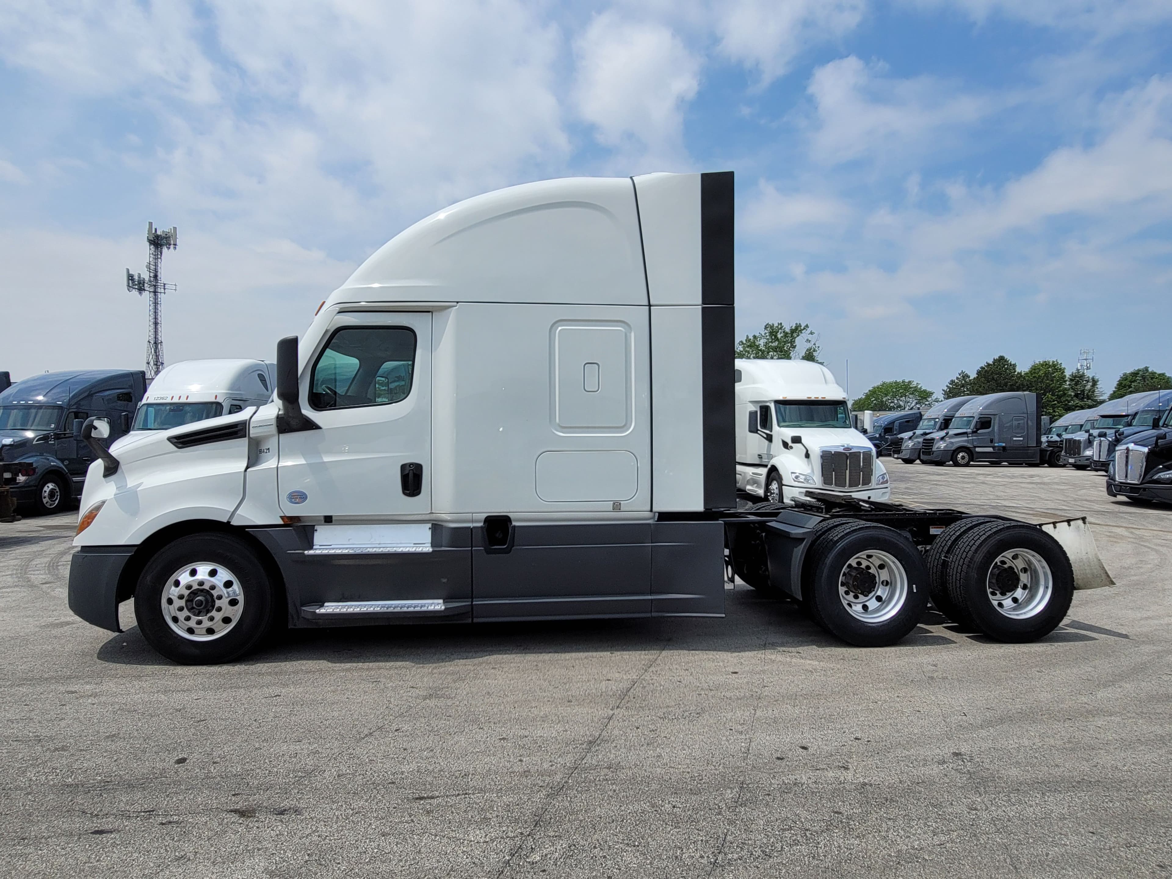 2023 Freightliner Cascadia 126 image 2