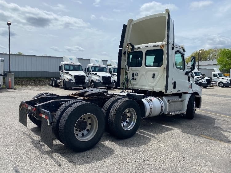 Used 2020 FREIGHTLINER Conventional - Day Cab, Tractor - CASCADIA 126 For Sale image 7