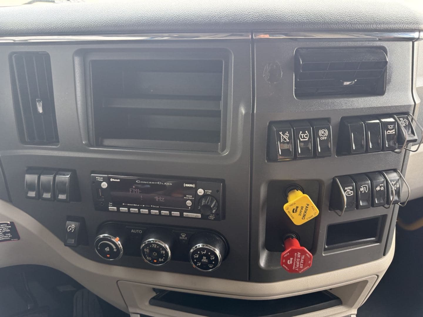 2022 Peterbilt 579 image 1