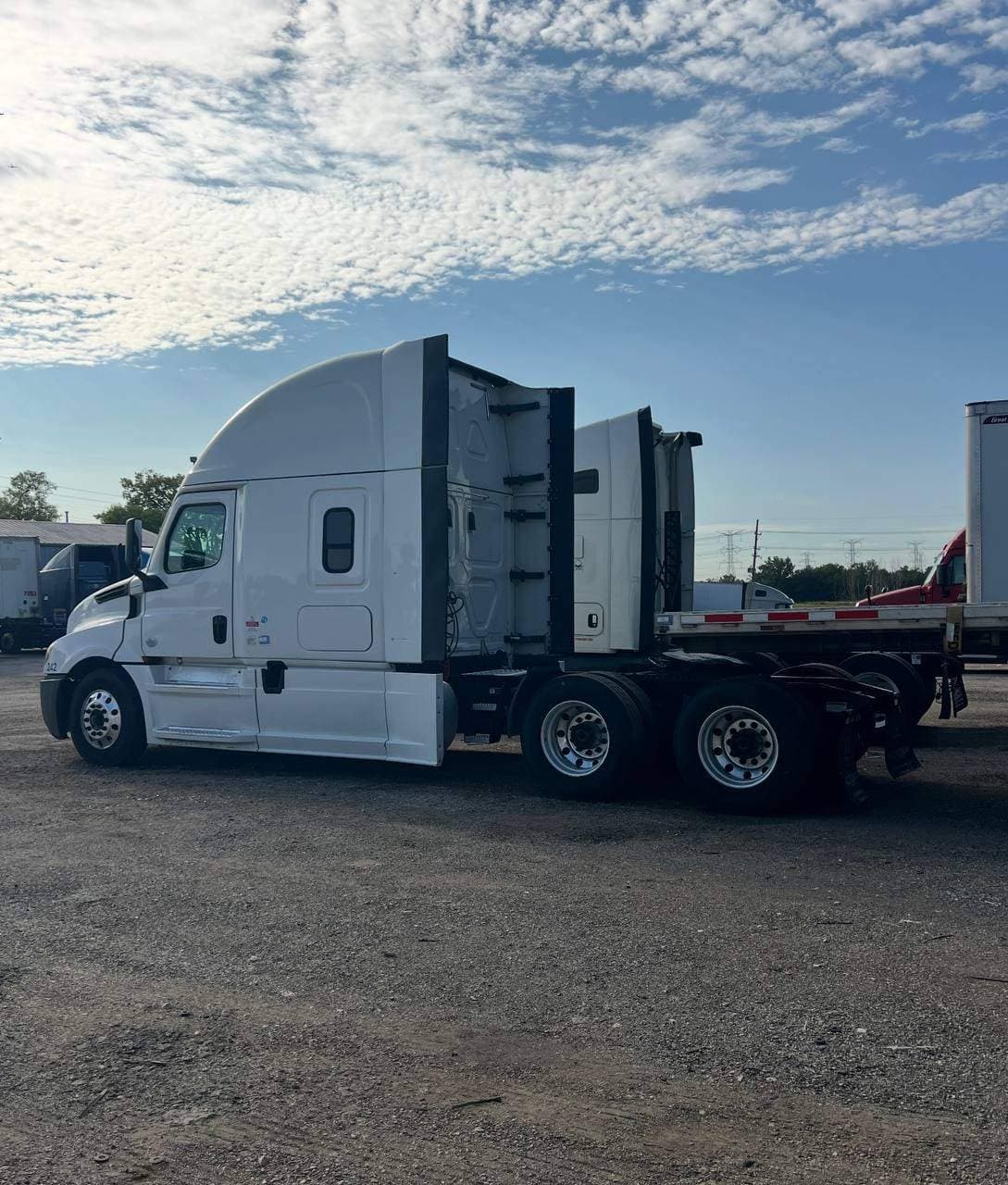 2020 Freightliner Cascadia 126 image 3