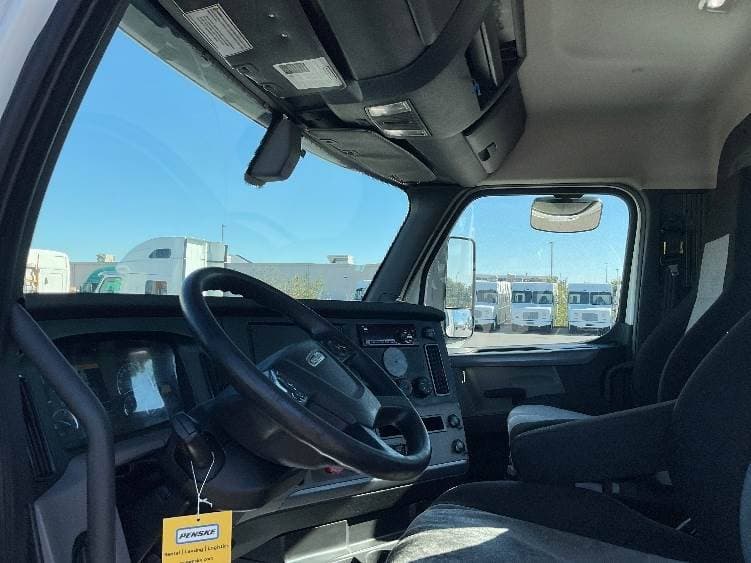 2019 Freightliner Cascadia image 10