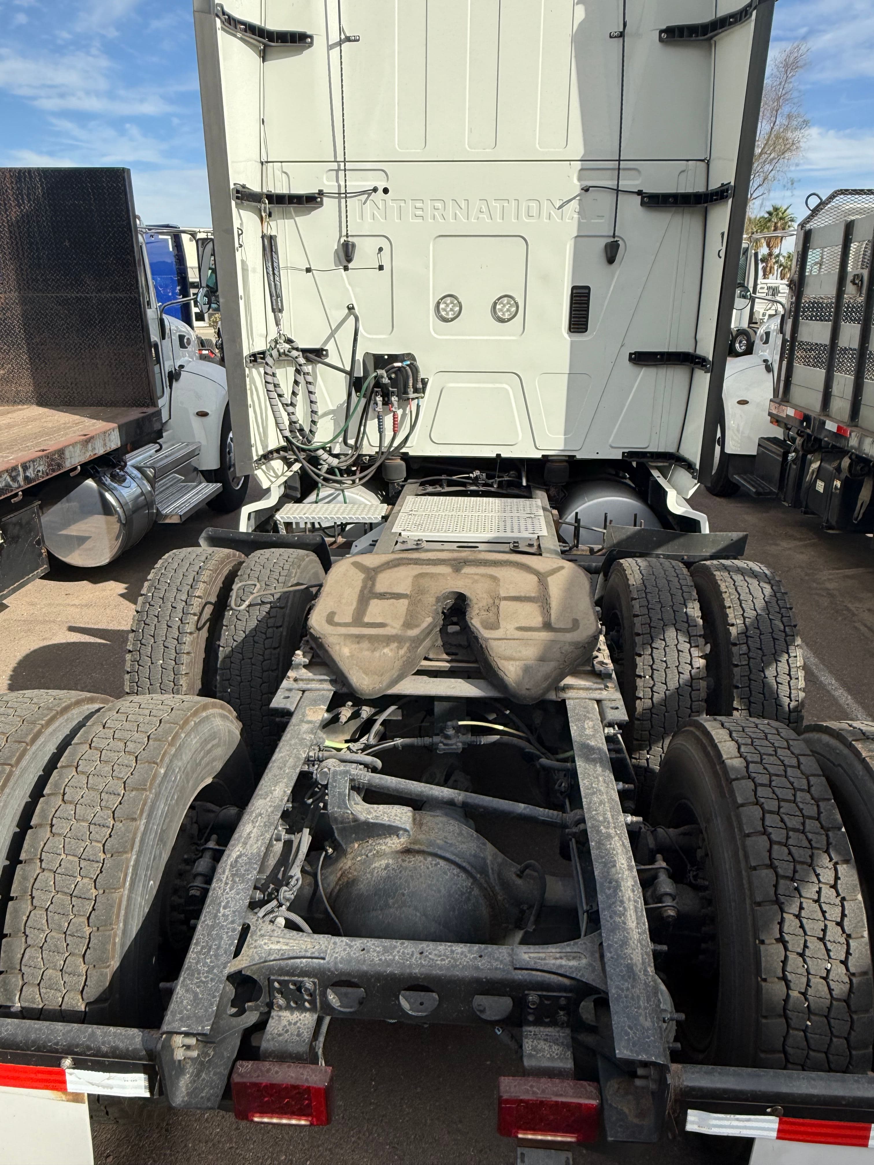 2020 International LT625 image 4