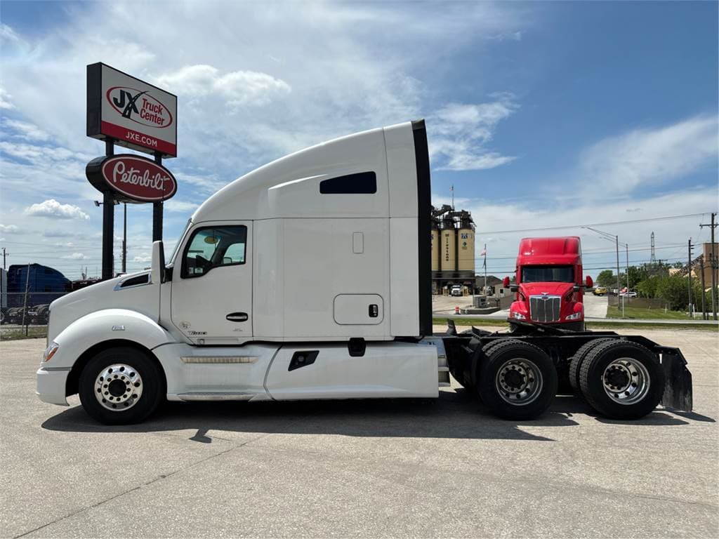 2021 Kenworth T680 image 3