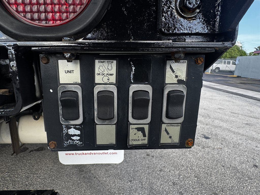 2017 Freightliner M2-106 image 30