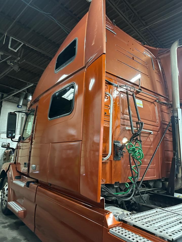 2017 Volvo VNL image 3