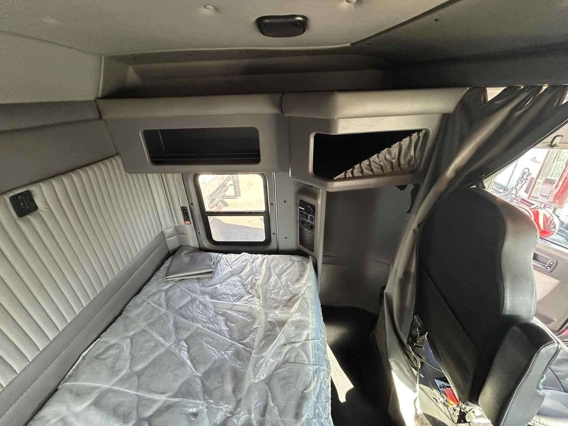 2019 Kenworth T8 Series image 10