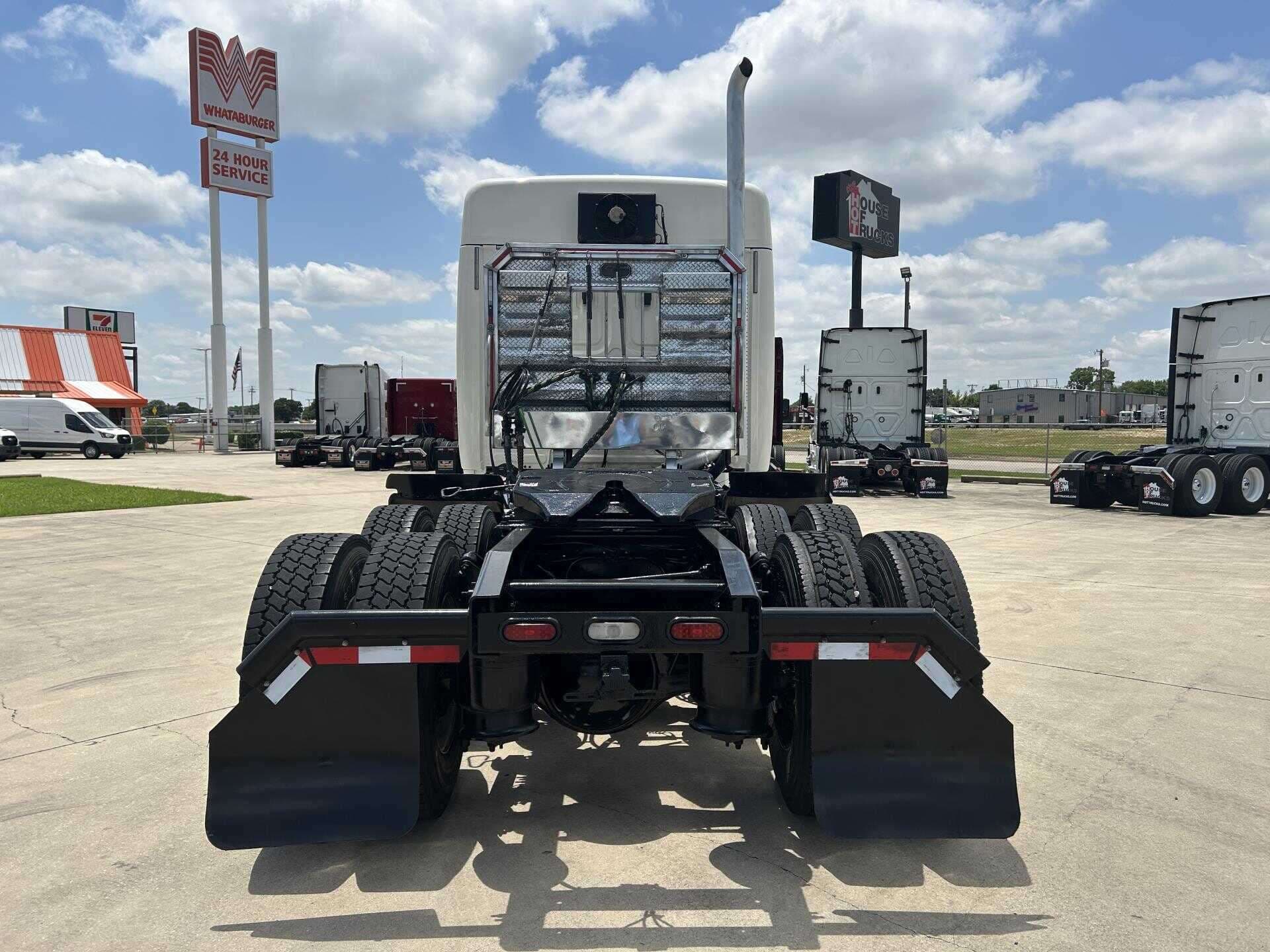 2019 Freightliner Cascadia 125 image 2