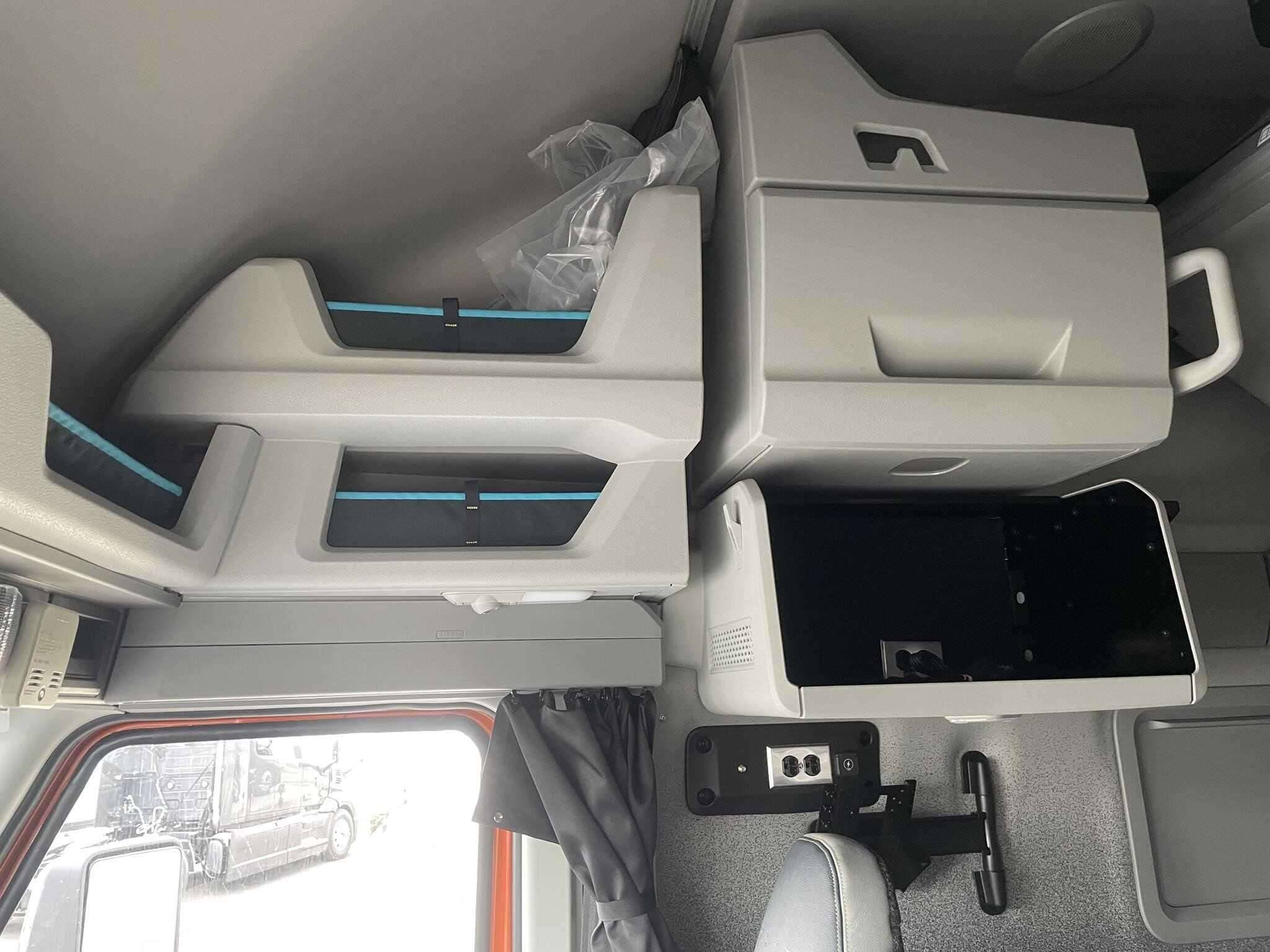 2026 Volvo NEW VNL image 2