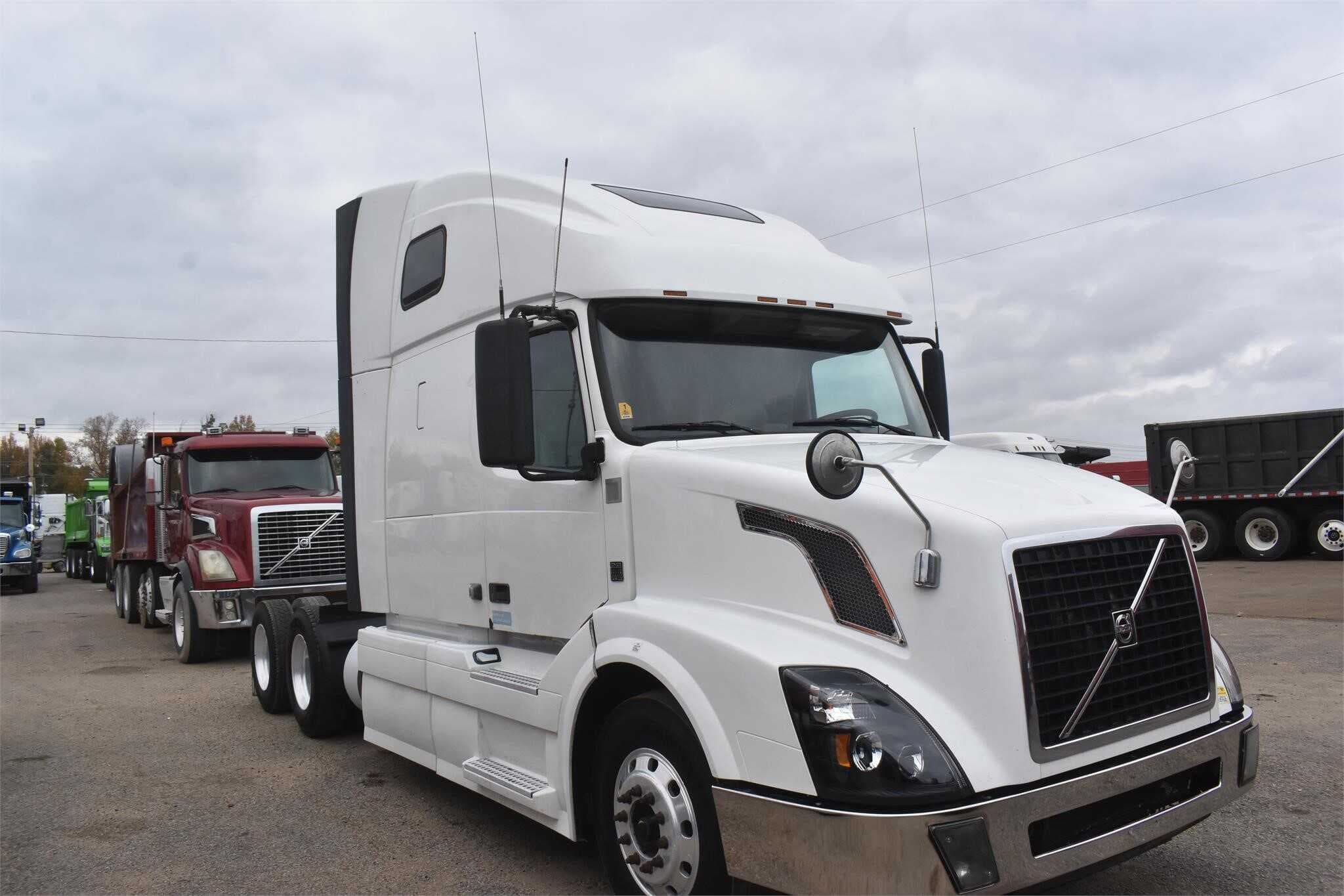 2012 Volvo VNL670 image 2