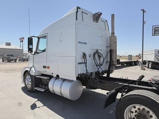 2008 Volvo VNL image 2