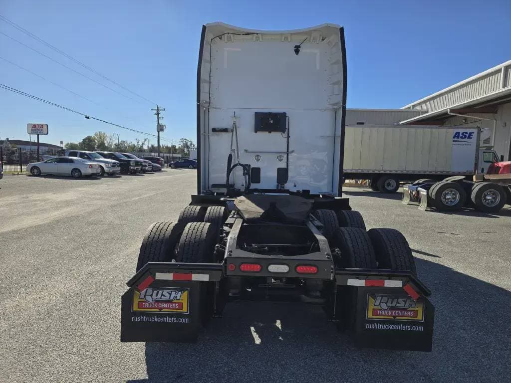 2022 Peterbilt 579 image 2