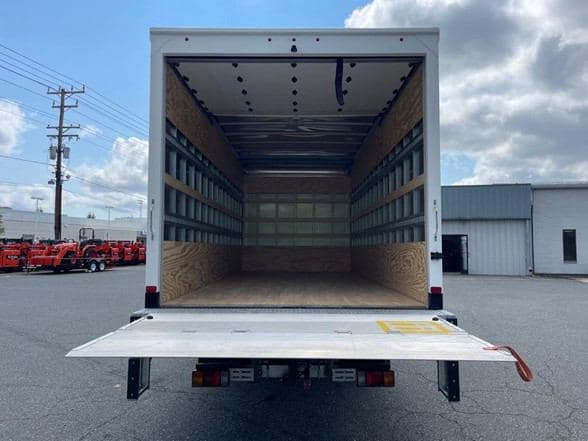 2025 Isuzu NRR image 24