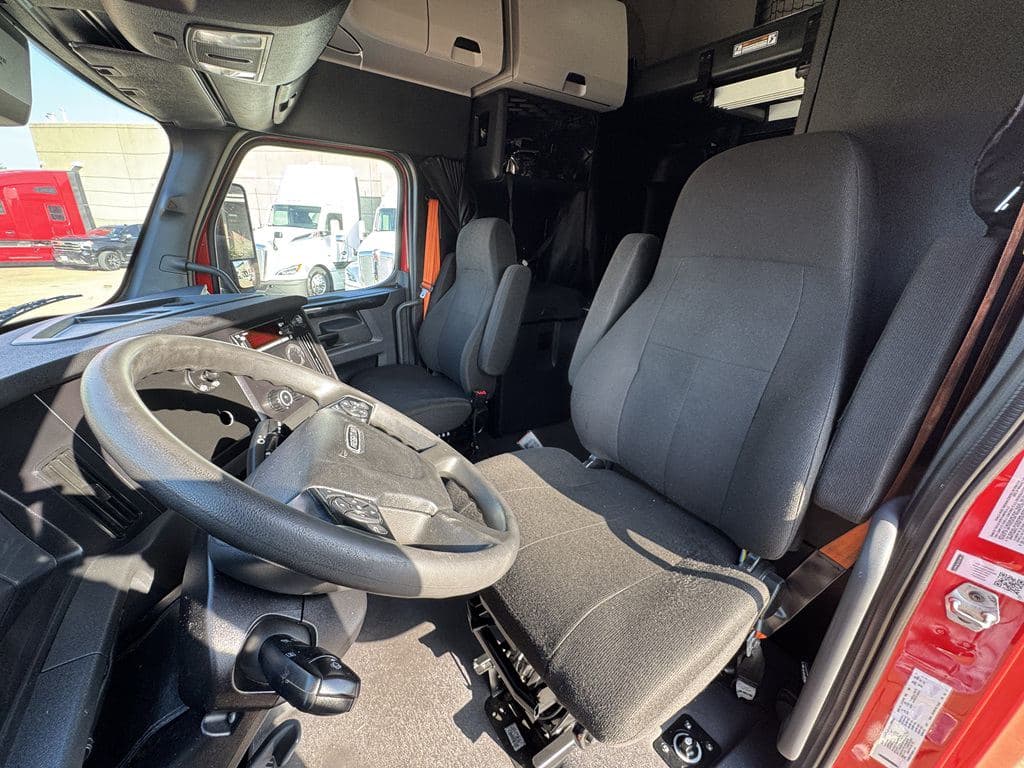 Used 2023 FREIGHTLINER PT126064ST image 28