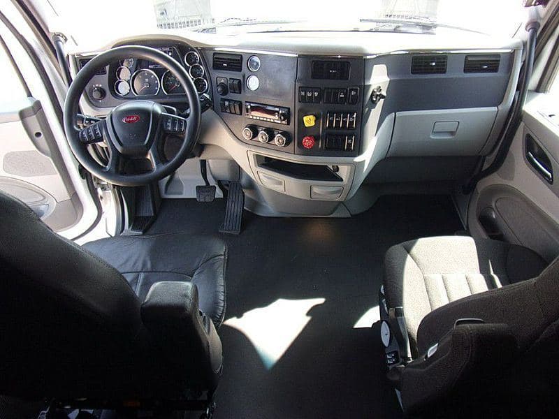 2021 Peterbilt 579 image 17