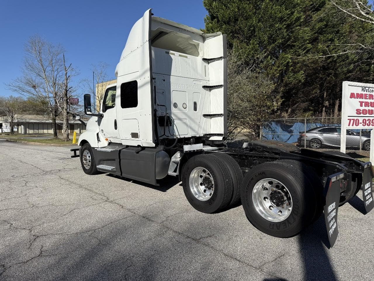 2018 International LT625 image 2