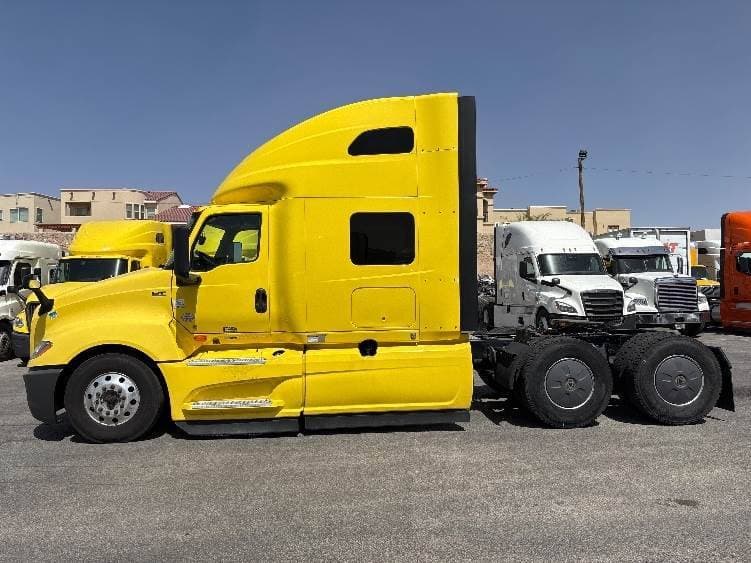 2022 International LT625 image 3