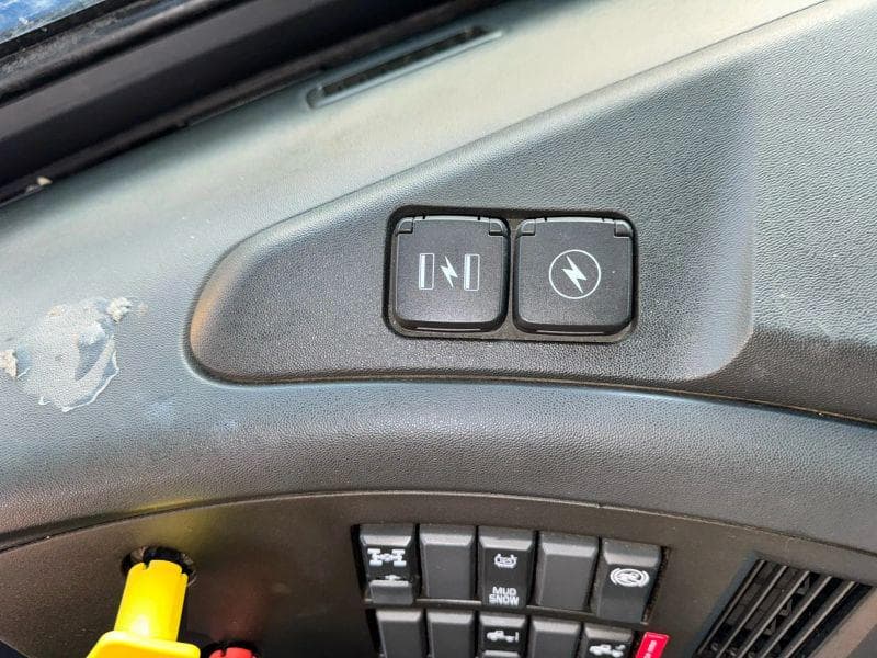 2020 Volvo VNL image 33