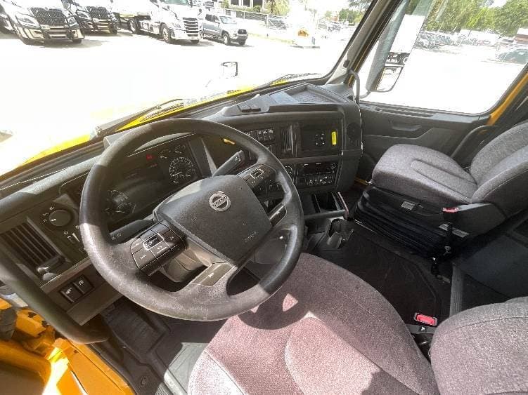 2022 Volvo VNL image 7