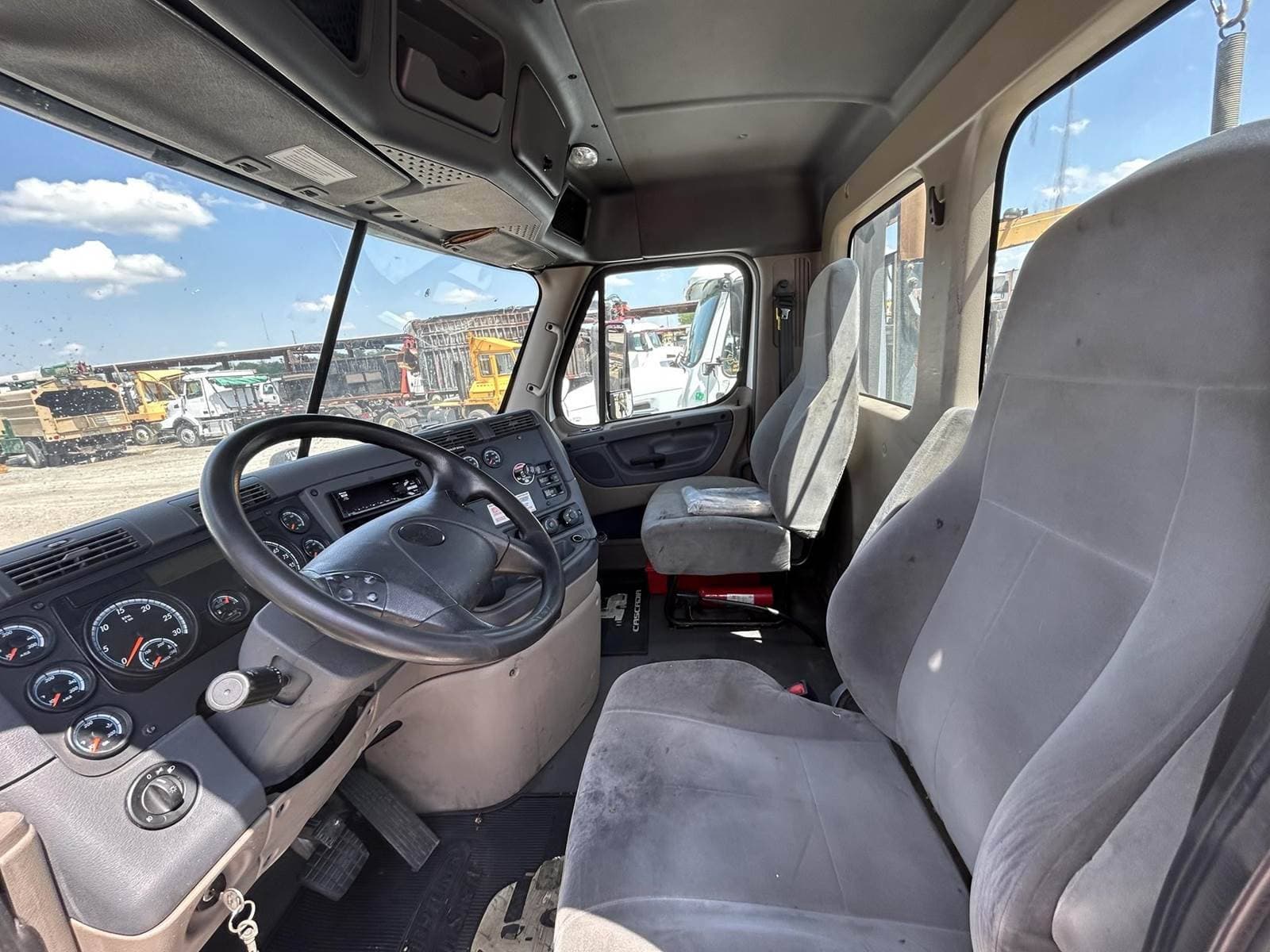 2020 Freightliner Cascadia 113 image 9