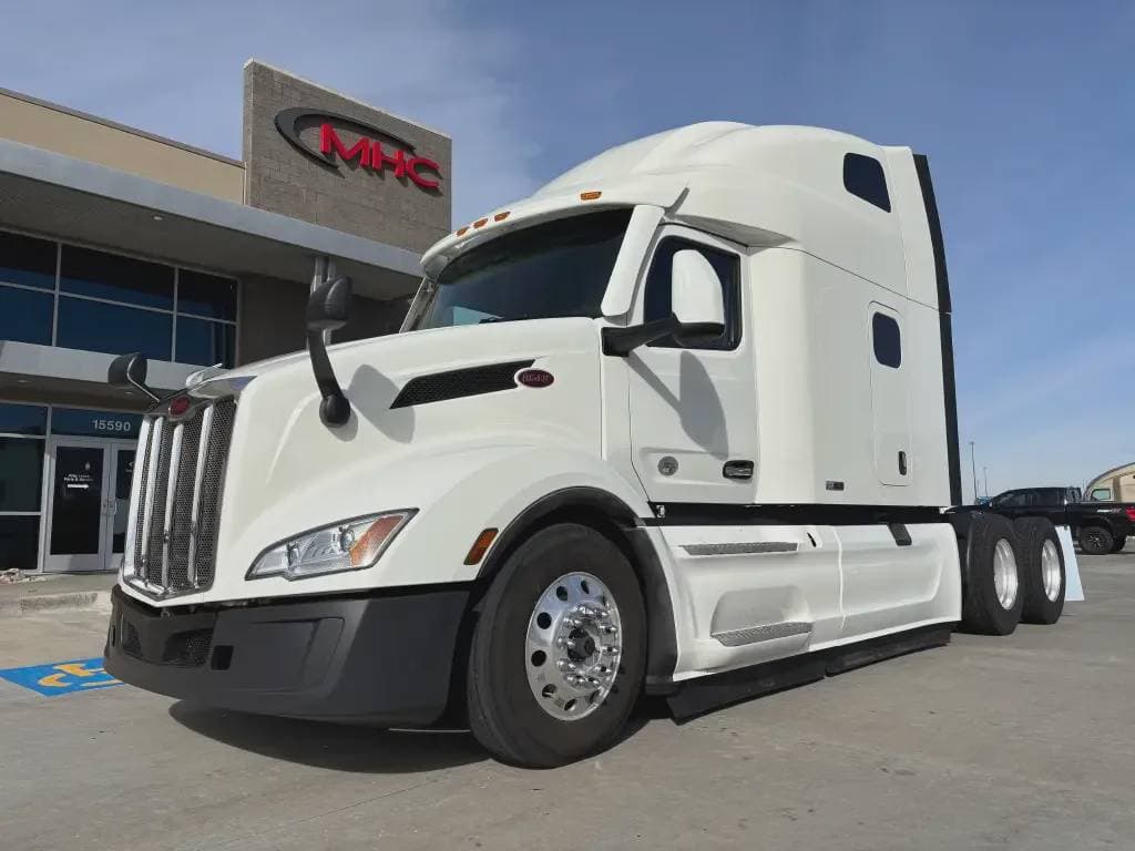 2022 Peterbilt 579 image 1