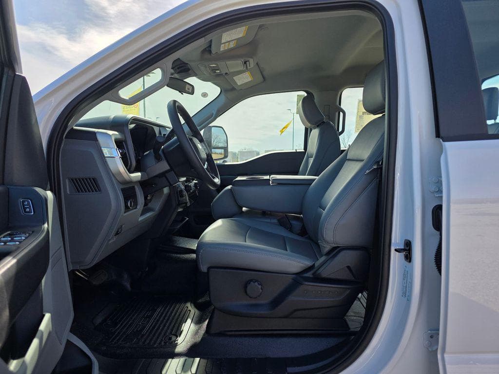 2026 Ford F-450SD XL DRW CAB CHASSIS image 19