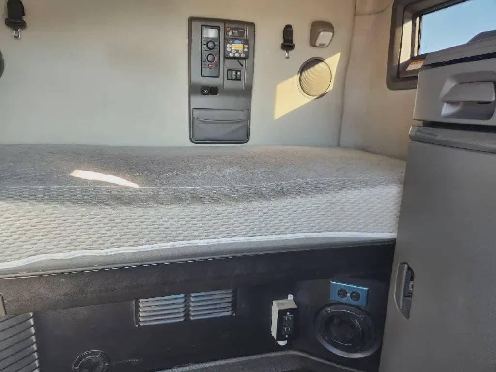 2022 Volvo VNL image 5