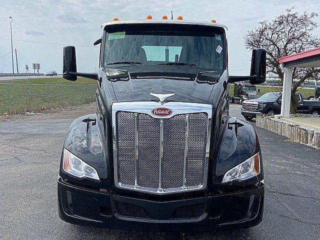 2027 Peterbilt 579 image 2