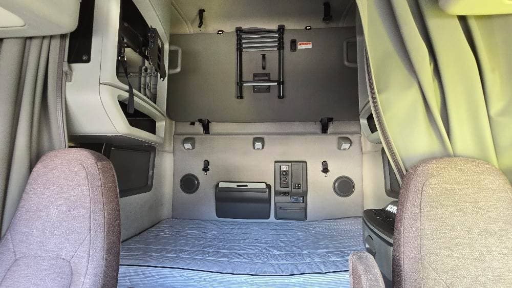 2022 Volvo VNL image 12