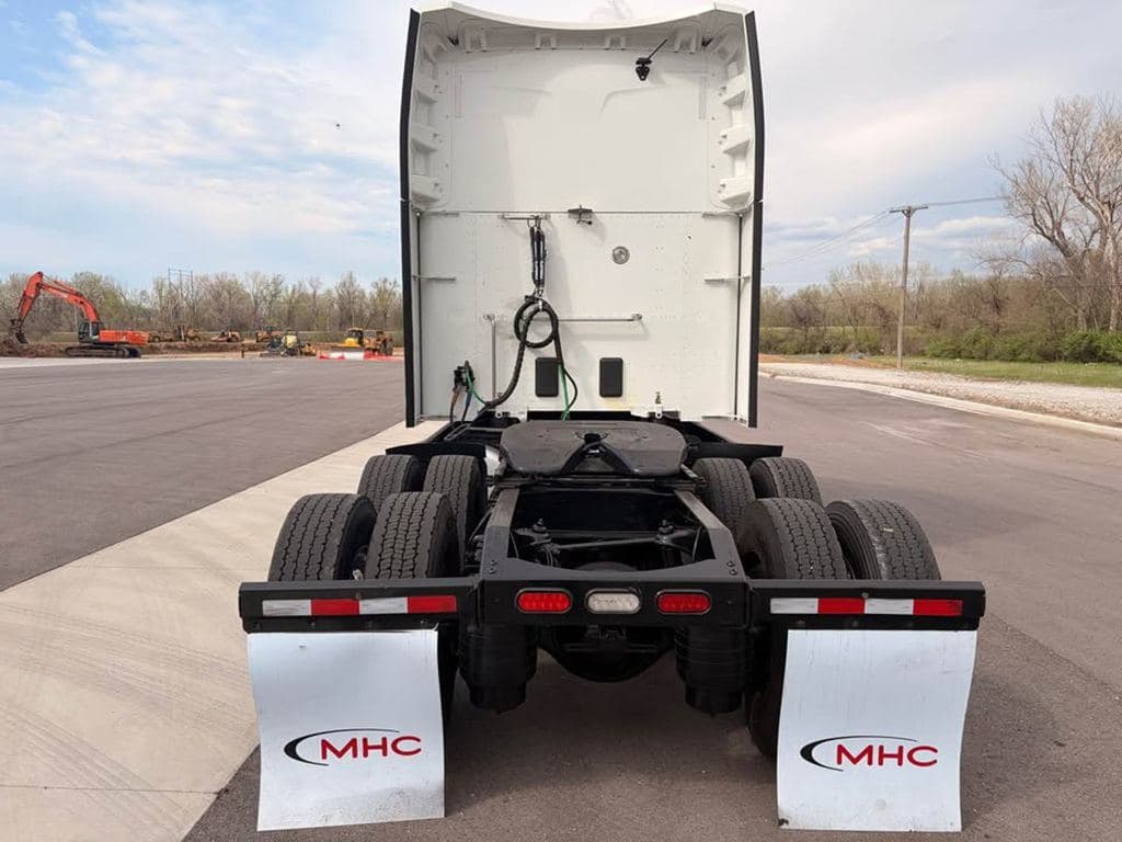 Used 2023 PETERBILT 579 image 4