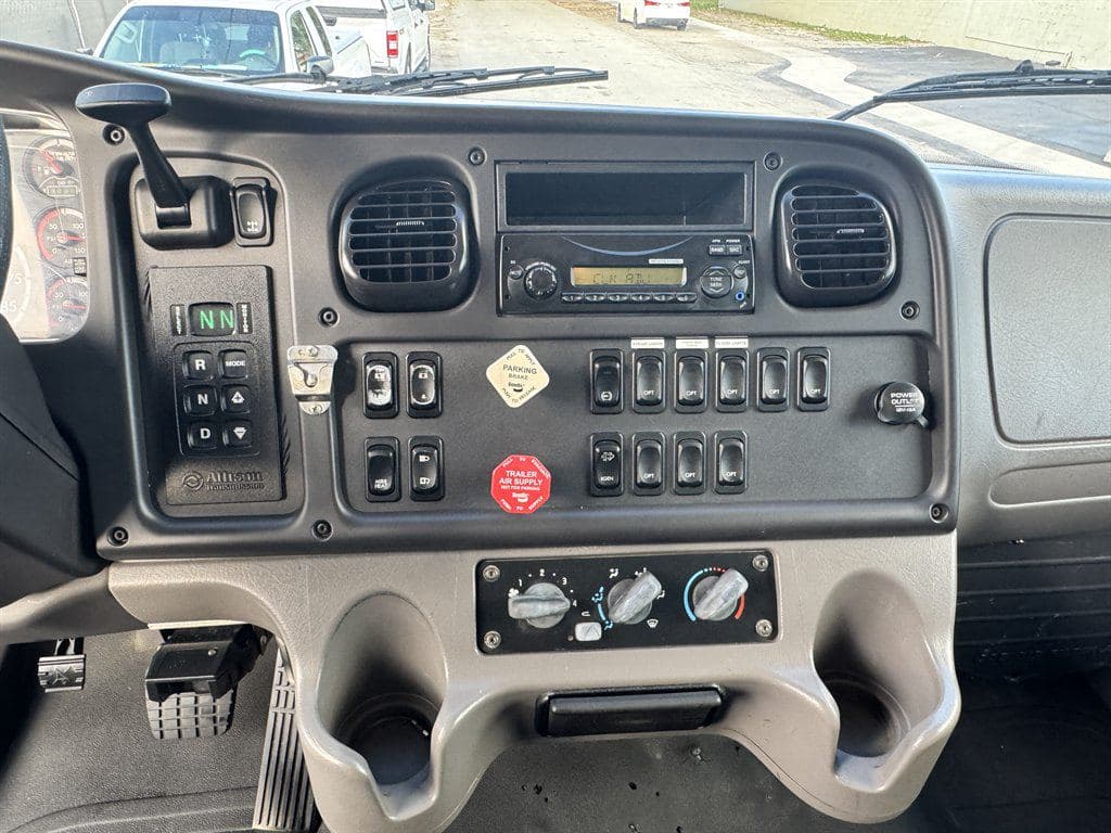2014 Freightliner M2 106 image 63