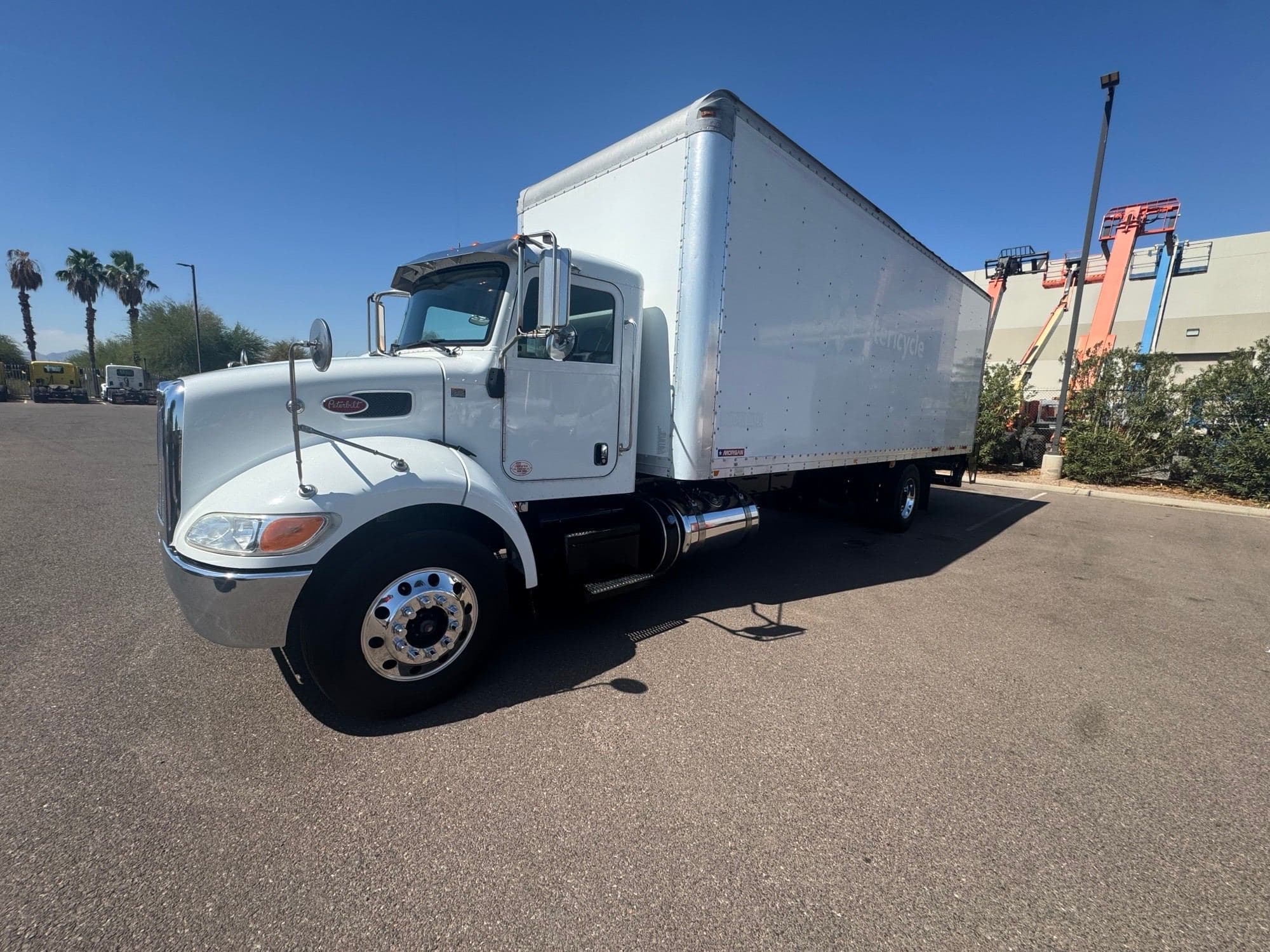 2019 Peterbilt 330 image 3