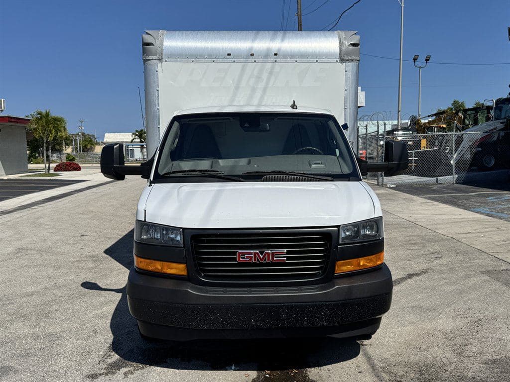 2021 GMC Commercial Vans image 2