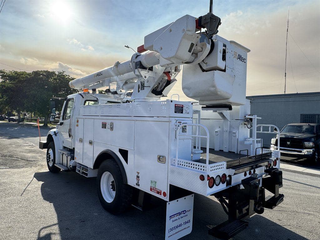 2015 Freightliner M2 106 image 10