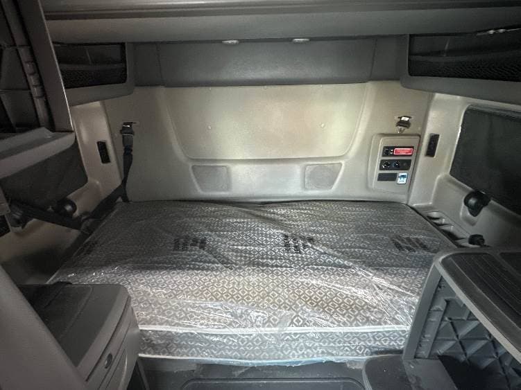 2023 International LT62F image 10