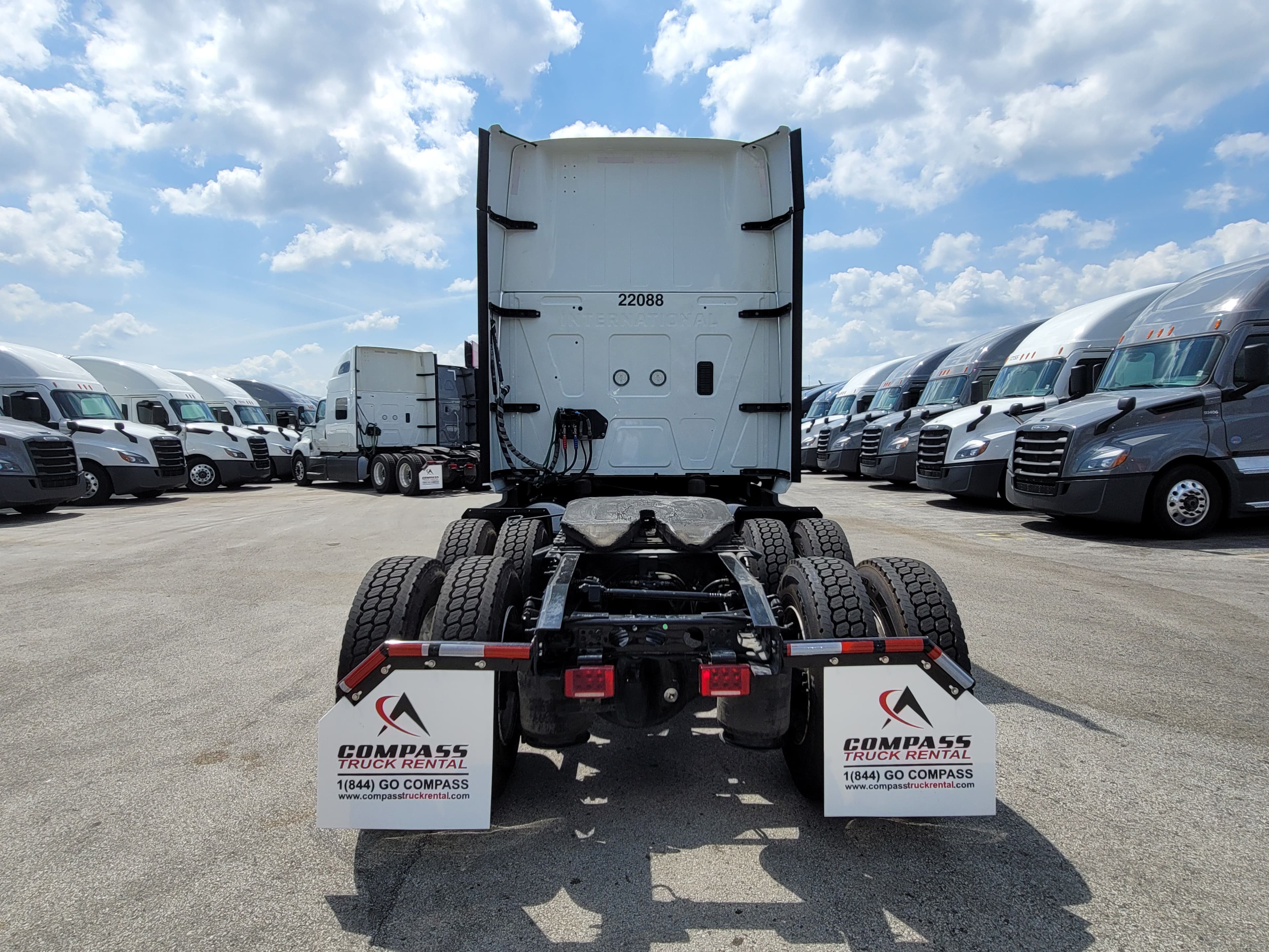 2022 International LT625 image 3