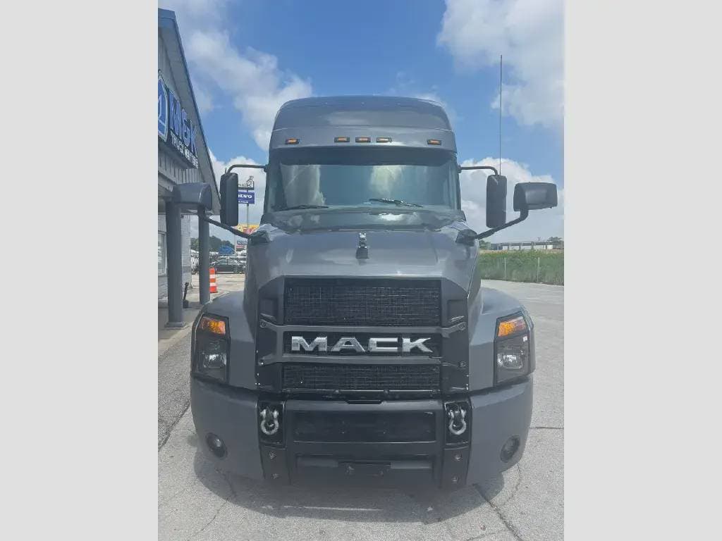 Used 2020 MACK Conventional - Sleeper Truck image 1