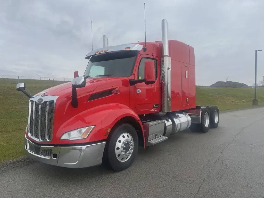 2023 Peterbilt 579 image 1