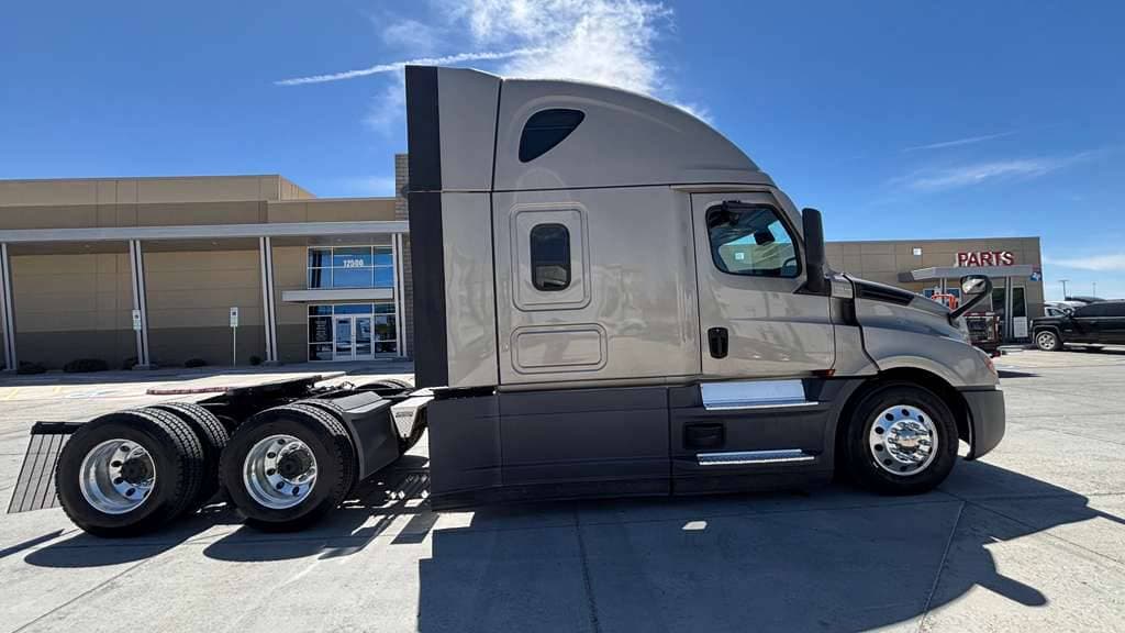 Used 2024 FREIGHTLINER PT126064ST image 8