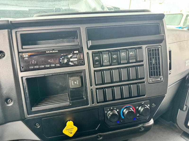 2021 Mack AN64T image 34