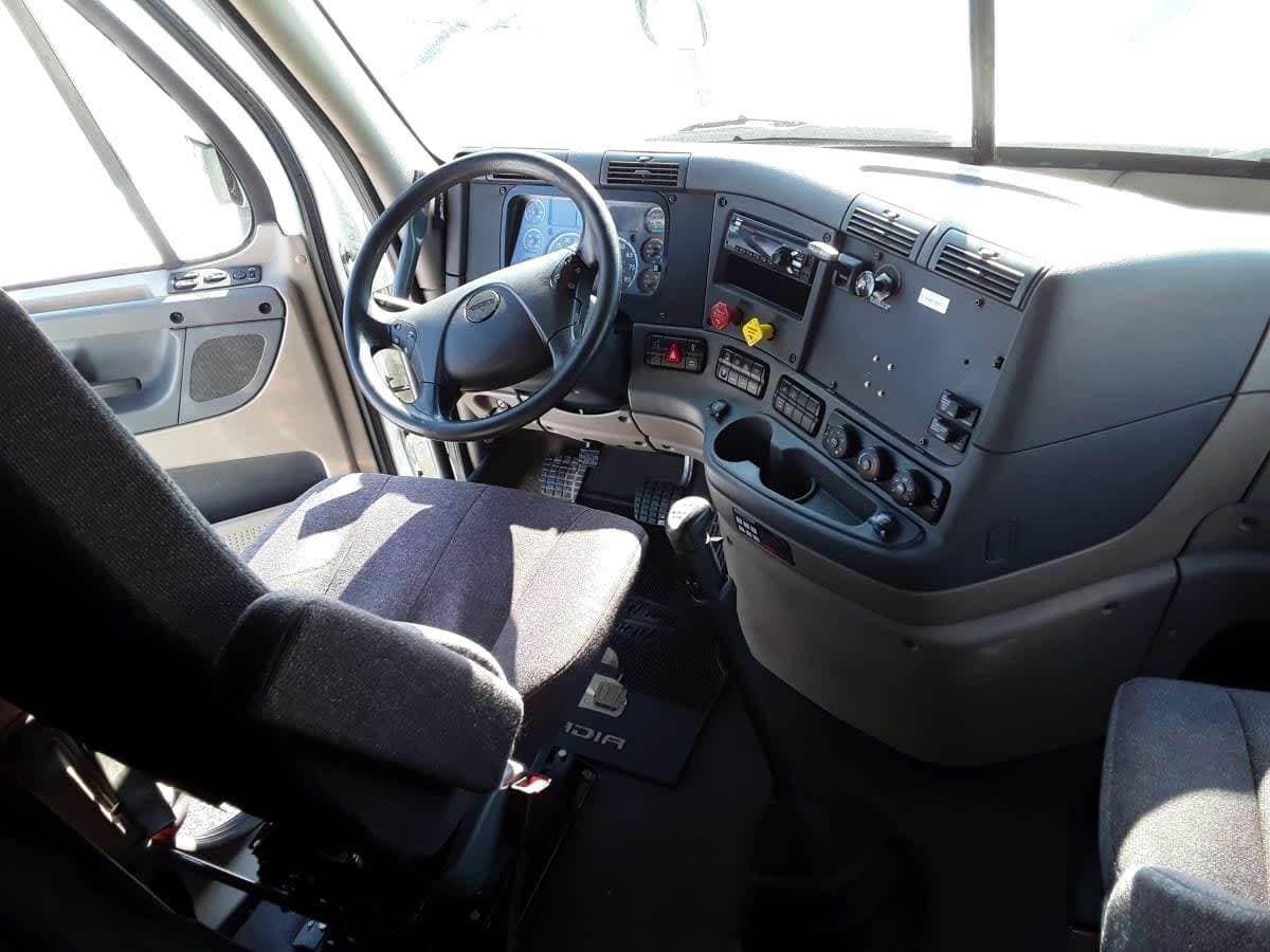2020 Freightliner Cascadia 125 Sleeper Semi Truck - 72" Mid Roof Sleeper, 450HP, 10 Speed Manual image 9