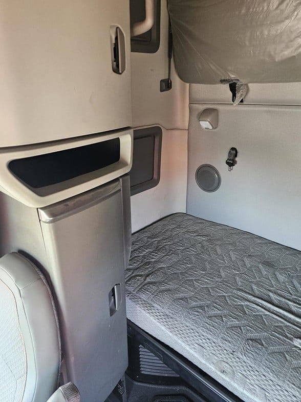 2023 Volvo VNL64T760 image 7