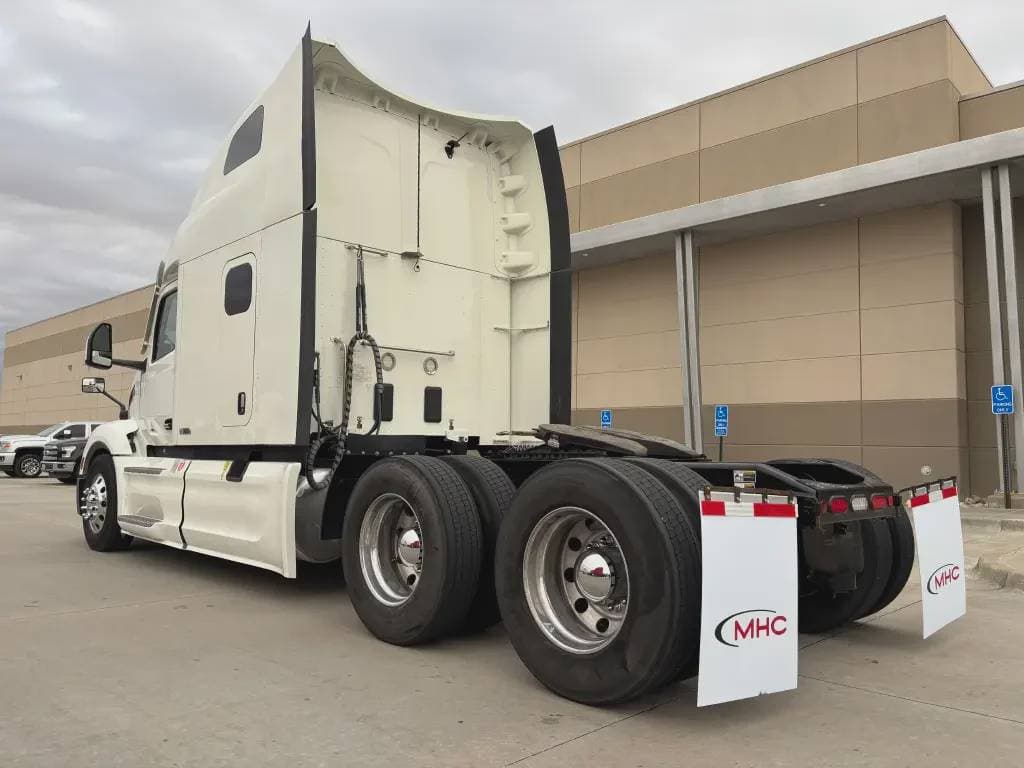 2022 Peterbilt 579 image 2