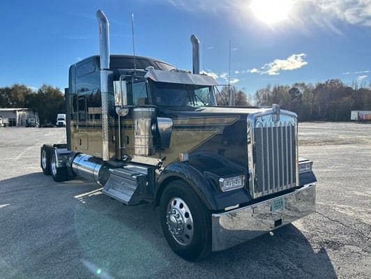 2023 Kenworth W900L image 2