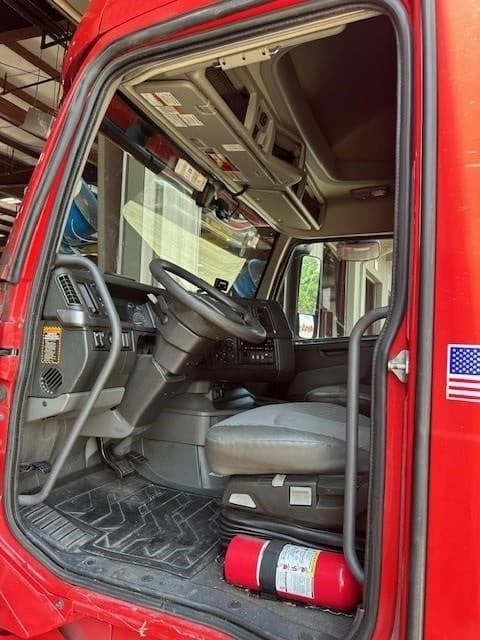 2023 Volvo VNL64T760 image 6