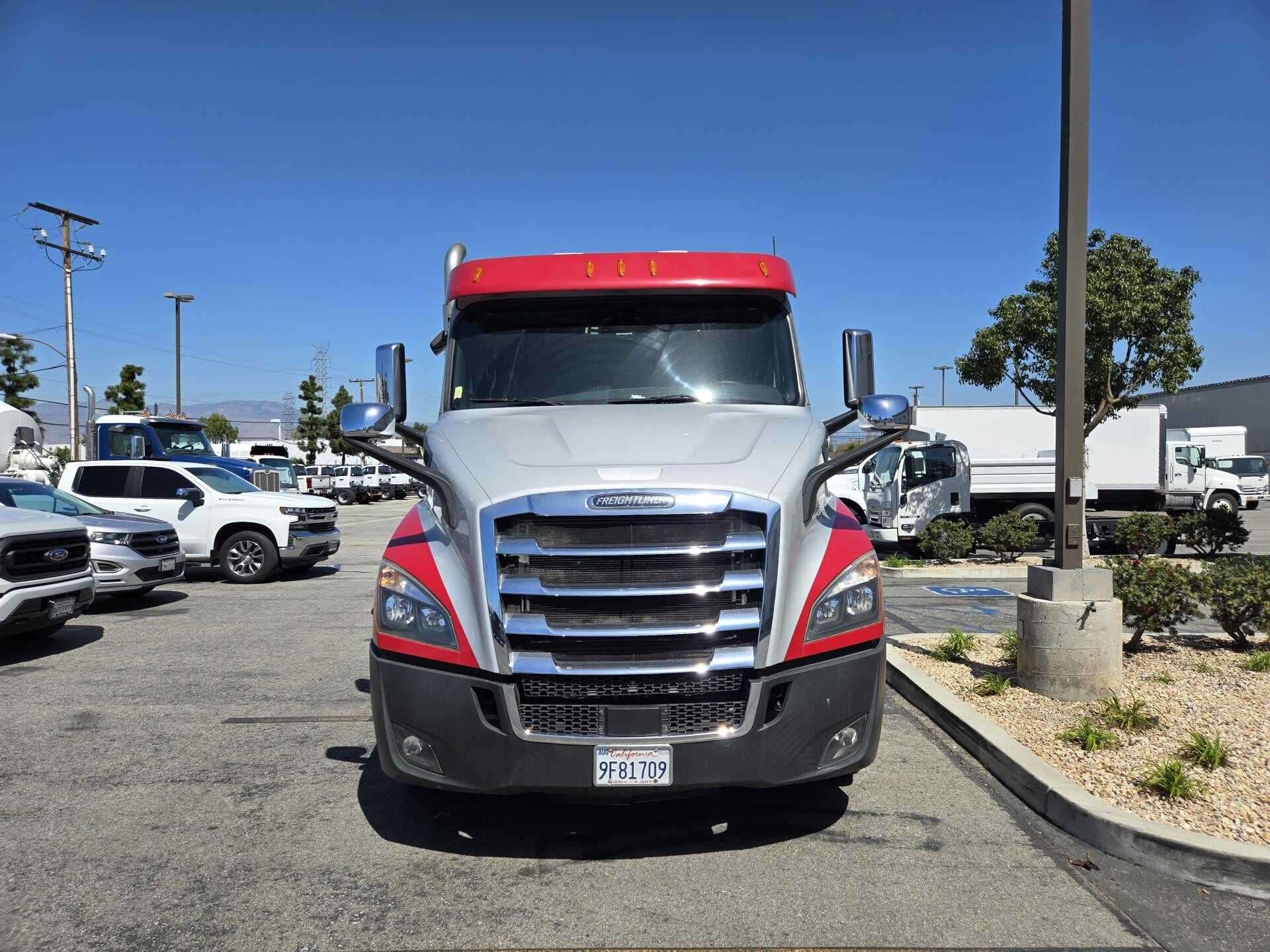 2020 Freightliner Cascadia 116 image 2