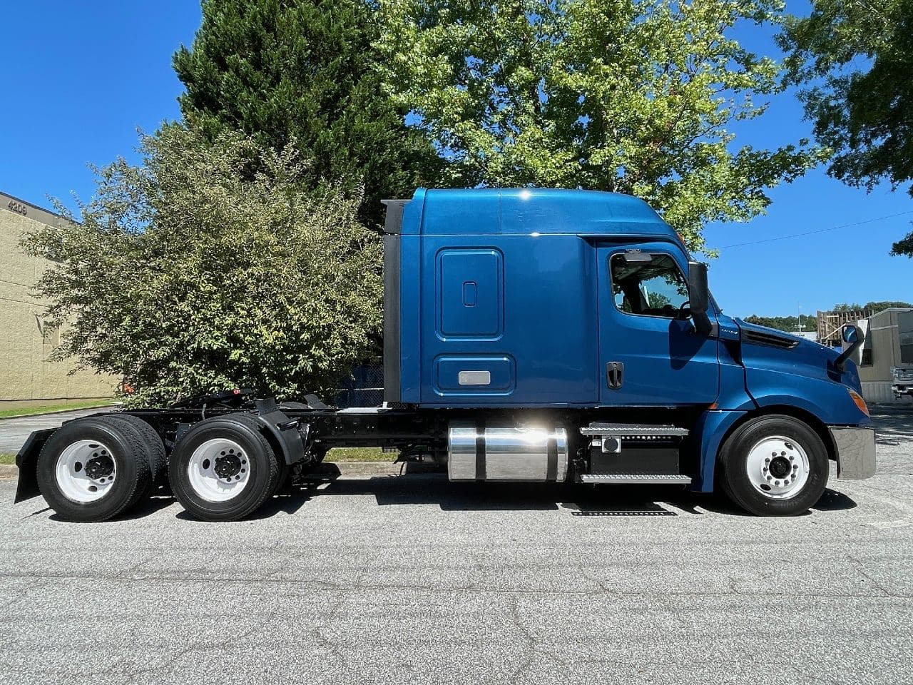 2020 Freightliner Cascadia 126 image 2