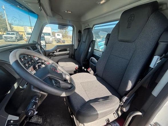 2025 Kenworth T880 image 13