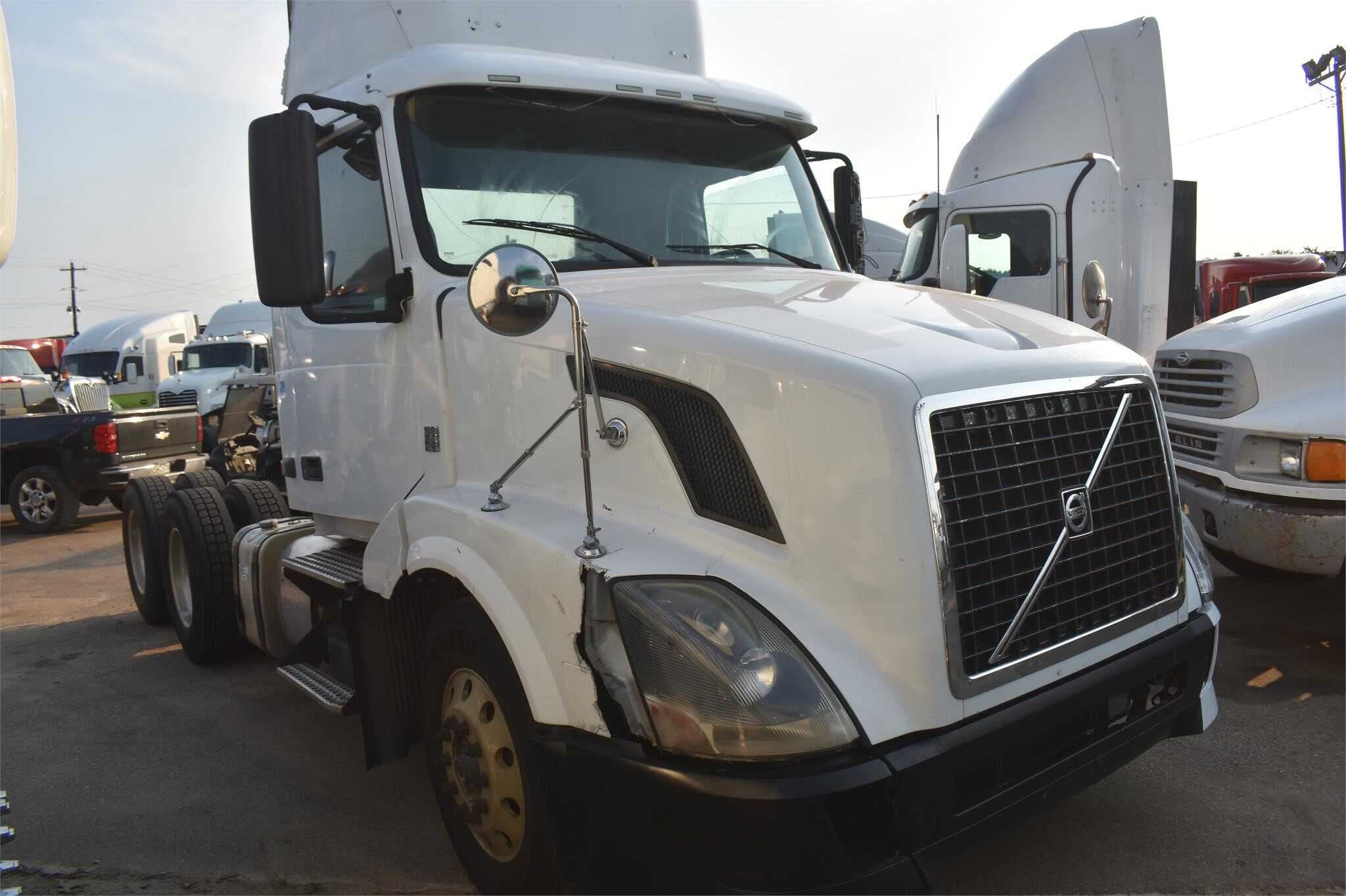 2012 Volvo VNL670 image 1