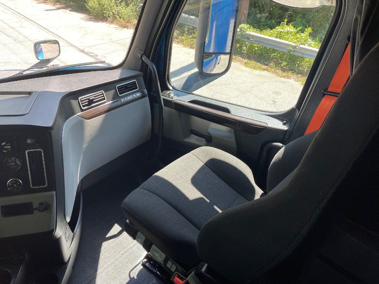 2020 Freightliner Cascadia 126 image 25