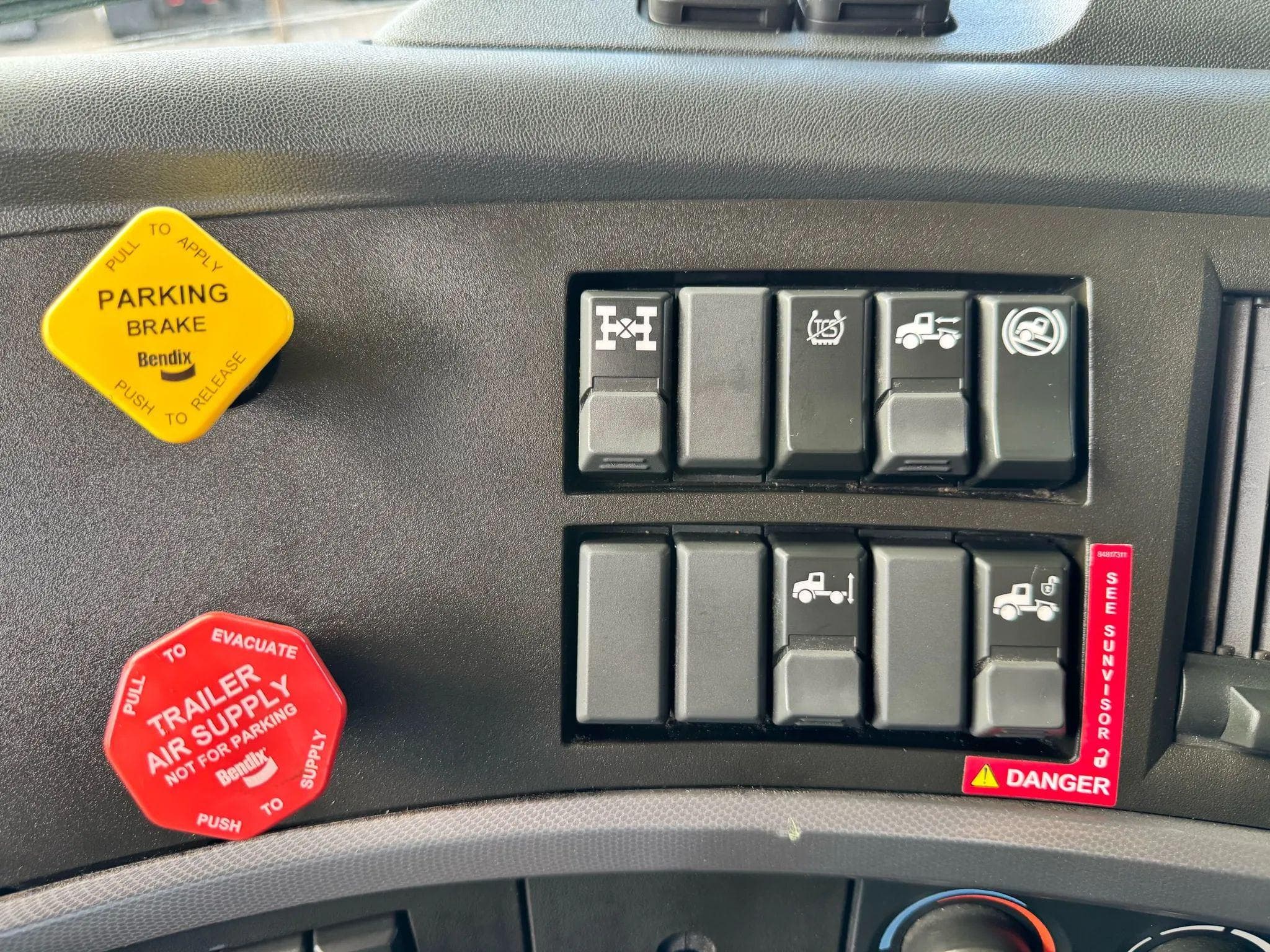 2021 Volvo VNL image 32